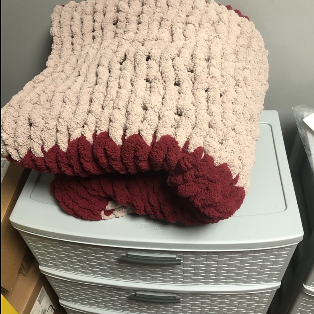 🔥🔥NWT! HANDKNIT! Marroon and grey only! On sale!!! Chunky loop blanket! - Picture 4 of 13
